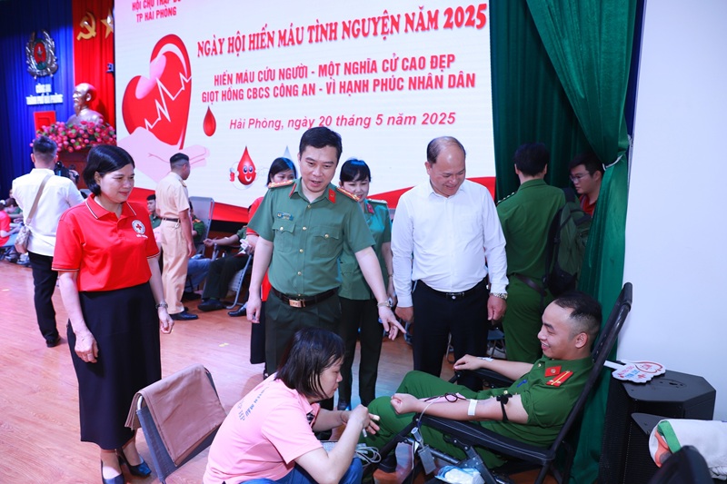 Ngày hội hiến máu tình nguyện “Giọt hồng CBCS Công an – Vì hạnh phúc nhân dân”: 600 CBCS Công an thành phố đăng ký hiến 444 đơn vị máu